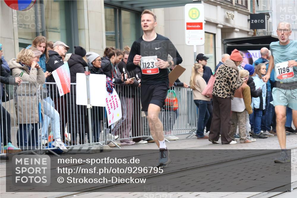 05.10.2025 - 20. swb-Marathon Bremen Strokosch-Dieckow http://msf.ph/oto/9296795 05.10.2025 13:04:44 Ziel 236, 548, 685, 819, 917, 1123, 1196, 1631, 4291, 5103, 8729, 236, 548, 685, 819, 917, 1123, 1196, 1631, 4291, 5103, 8729 meine-sportfotos.de