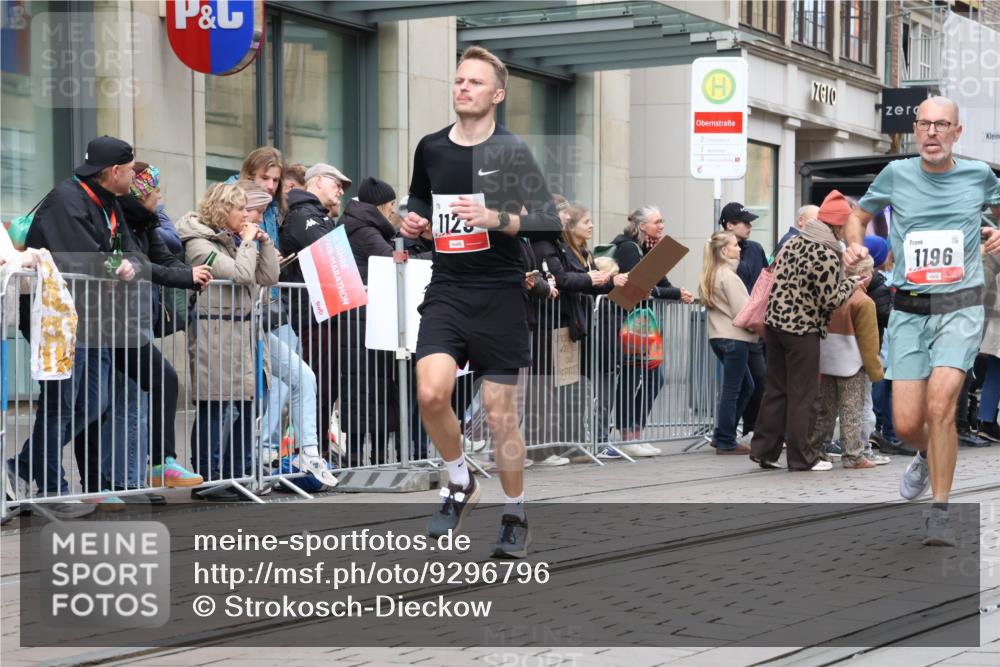 05.10.2025 - 20. swb-Marathon Bremen Strokosch-Dieckow http://msf.ph/oto/9296796 05.10.2025 13:04:44 Ziel 236, 548, 685, 819, 917, 1123, 1196, 1631, 4291, 5103, 8729, 236, 548, 685, 819, 917, 1123, 1196, 1631, 4291, 5103, 8729 meine-sportfotos.de