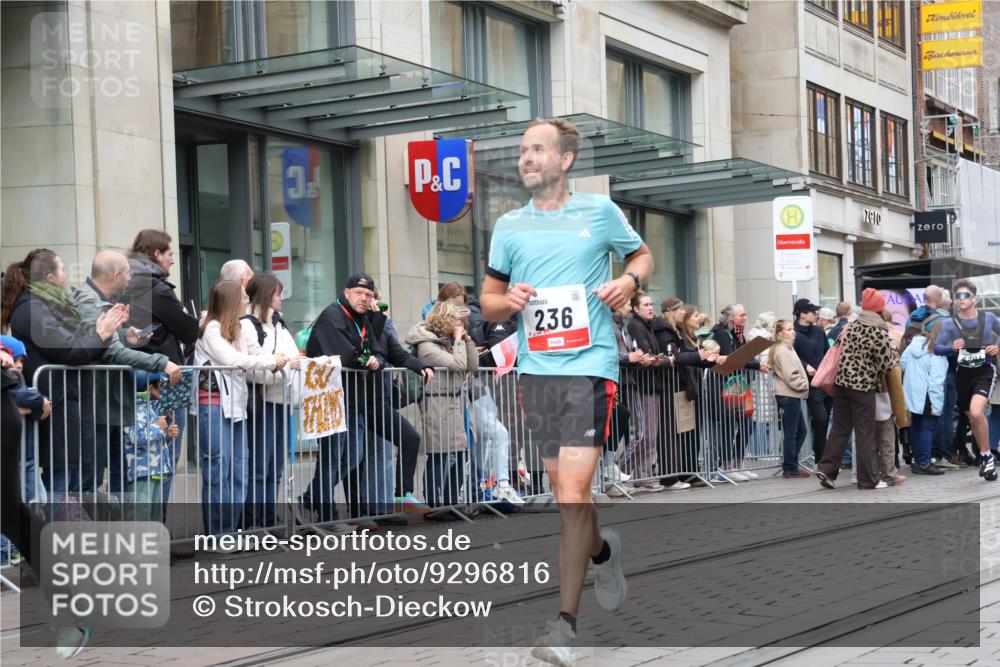 05.10.2025 - 20. swb-Marathon Bremen Strokosch-Dieckow http://msf.ph/oto/9296816 05.10.2025 13:04:58 Ziel 236, 907, 917, 1196, 1607, 1641, 2092, 2360, 2974, 2990, 3819, 4291, 4313, 5103, 5264, 7831, 7987, 8507, 9114, 236, 907, 917, 1196, 1607, 1641, 2092, 2360, 2974, 2990, 3819, 4291, 4313, 5103, 5264, 7831, 7987, 8507, 9114 meine-sportfotos.de