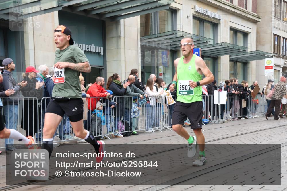 05.10.2025 - 20. swb-Marathon Bremen Strokosch-Dieckow http://msf.ph/oto/9296844 05.10.2025 13:05:13 Ziel 907, 1307, 1641, 2092, 2249, 2360, 2974, 2988, 2990, 3819, 4255, 4313, 4353, 5264, 6251, 7831, 8507, 8923, 9114, 907, 1307, 1641, 2092, 2249, 2360, 2974, 2988, 2990, 3819, 4255, 4313, 4353, 5264, 6251, 7831, 8507, 8923, 9114 meine-sportfotos.de