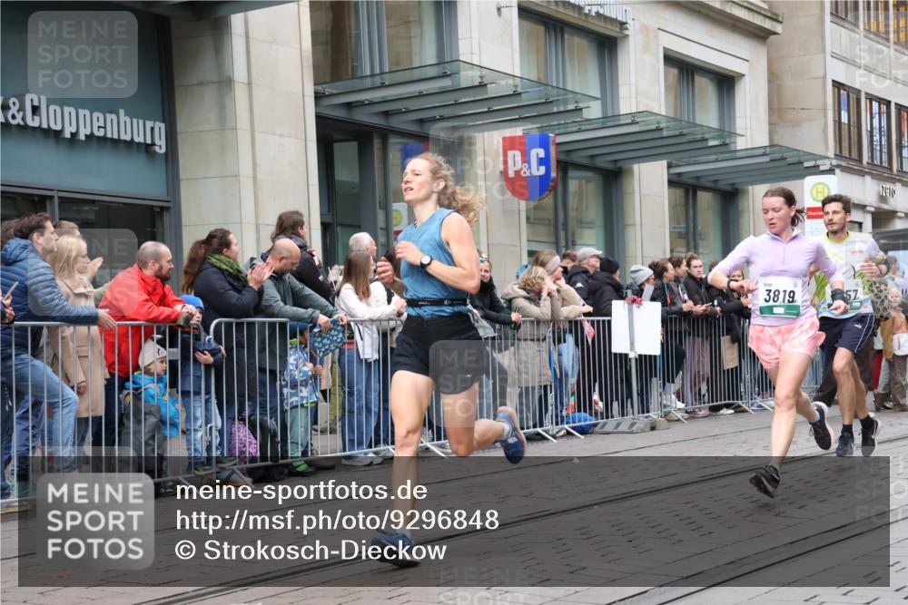 05.10.2025 - 20. swb-Marathon Bremen Strokosch-Dieckow http://msf.ph/oto/9296848 05.10.2025 13:05:15 Ziel 609, 907, 1307, 1641, 2092, 2249, 2360, 2974, 2988, 2990, 3819, 4255, 4313, 4353, 4962, 5264, 5599, 6251, 7831, 8507, 8923, 609, 907, 1307, 1641, 2092, 2249, 2360, 2974, 2988, 2990, 3819, 4255, 4313, 4353, 4962, 5264, 5599, 6251, 7831, 8507, 8923 meine-sportfotos.de
