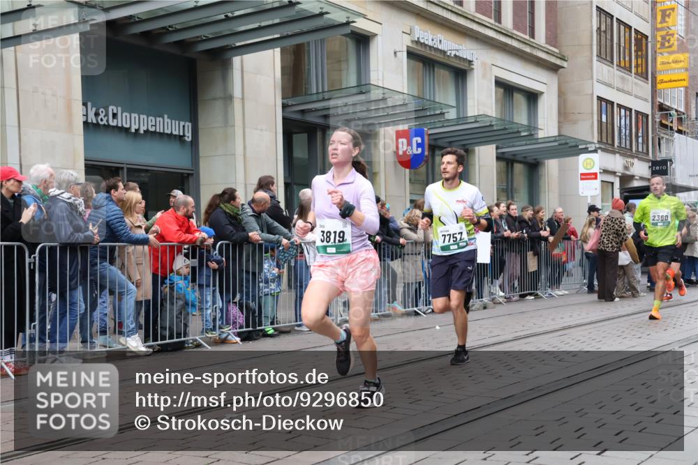 05.10.2025 - 20. swb-Marathon Bremen Strokosch-Dieckow http://msf.ph/oto/9296850 05.10.2025 13:05:16 Ziel 609, 907, 1307, 1641, 2013, 2092, 2249, 2360, 2974, 2988, 2990, 3819, 4255, 4313, 4353, 4962, 5599, 6251, 7831, 8507, 8923, 609, 907, 1307, 1641, 2013, 2092, 2249, 2360, 2974, 2988, 2990, 3819, 4255, 4313, 4353, 4962, 5599, 6251, 7831, 8507, 8923 meine-sportfotos.de