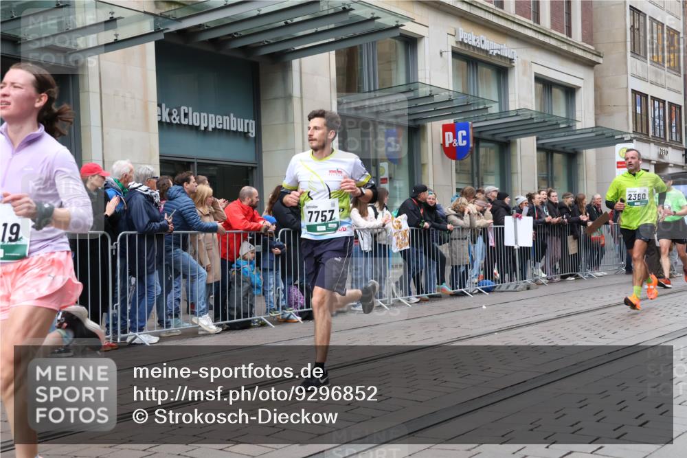 05.10.2025 - 20. swb-Marathon Bremen Strokosch-Dieckow http://msf.ph/oto/9296852 05.10.2025 13:05:16 Ziel 609, 907, 1307, 1641, 2013, 2092, 2249, 2360, 2974, 2988, 2990, 3819, 4255, 4313, 4353, 4962, 5599, 6251, 7831, 8507, 8923, 609, 907, 1307, 1641, 2013, 2092, 2249, 2360, 2974, 2988, 2990, 3819, 4255, 4313, 4353, 4962, 5599, 6251, 7831, 8507, 8923 meine-sportfotos.de