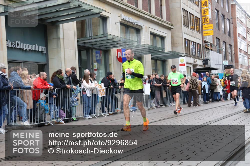 05.10.2025 - 20. swb-Marathon Bremen Strokosch-Dieckow http://msf.ph/oto/9296854 05.10.2025 13:05:17 Ziel 609, 852, 907, 1307, 1641, 2013, 2249, 2360, 2974, 2988, 2990, 3819, 4255, 4313, 4353, 4962, 5599, 6251, 8507, 8923, 609, 852, 907, 1307, 1641, 2013, 2249, 2360, 2974, 2988, 2990, 3819, 4255, 4313, 4353, 4962, 5599, 6251, 8507, 8923 meine-sportfotos.de