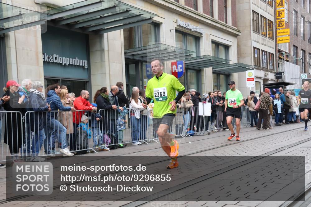 05.10.2025 - 20. swb-Marathon Bremen Strokosch-Dieckow http://msf.ph/oto/9296855 05.10.2025 13:05:17 Ziel 609, 852, 907, 1307, 1641, 2013, 2249, 2360, 2974, 2988, 2990, 3819, 4255, 4313, 4353, 4962, 5599, 6251, 8507, 8923, 609, 852, 907, 1307, 1641, 2013, 2249, 2360, 2974, 2988, 2990, 3819, 4255, 4313, 4353, 4962, 5599, 6251, 8507, 8923 meine-sportfotos.de