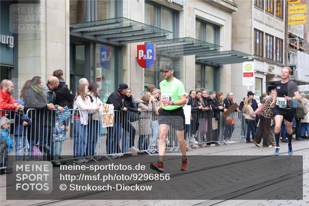 05.10.2025 - 20. swb-Marathon Bremen Strokosch-Dieckow http://msf.ph/oto/9296856 05.10.2025 13:05:18 Ziel 609, 852, 907, 1307, 1641, 1790, 2013, 2249, 2360, 2988, 2990, 4255, 4353, 4962, 5599, 6251, 8507, 8923, 609, 852, 907, 1307, 1641, 1790, 2013, 2249, 2360, 2988, 2990, 4255, 4353, 4962, 5599, 6251, 8507, 8923 meine-sportfotos.de