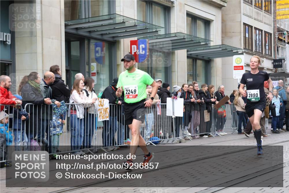 05.10.2025 - 20. swb-Marathon Bremen Strokosch-Dieckow http://msf.ph/oto/9296857 05.10.2025 13:05:19 Ziel 609, 852, 907, 1307, 1641, 1790, 2013, 2249, 2360, 2988, 2990, 4255, 4353, 4962, 5599, 6251, 8923, 609, 852, 907, 1307, 1641, 1790, 2013, 2249, 2360, 2988, 2990, 4255, 4353, 4962, 5599, 6251, 8923 meine-sportfotos.de