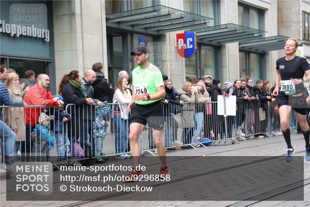05.10.2025 - 20. swb-Marathon Bremen Strokosch-Dieckow http://msf.ph/oto/9296858 05.10.2025 13:05:19 Ziel 609, 852, 907, 1307, 1641, 1790, 2013, 2249, 2360, 2988, 2990, 4255, 4353, 4962, 5599, 6251, 8923, 609, 852, 907, 1307, 1641, 1790, 2013, 2249, 2360, 2988, 2990, 4255, 4353, 4962, 5599, 6251, 8923 meine-sportfotos.de