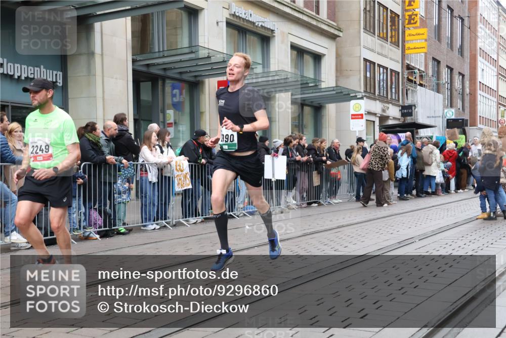 05.10.2025 - 20. swb-Marathon Bremen Strokosch-Dieckow http://msf.ph/oto/9296860 05.10.2025 13:05:20 Ziel 609, 852, 1307, 1641, 1790, 2013, 2249, 2360, 2988, 2990, 4255, 4353, 4962, 5599, 6251, 8923, 609, 852, 1307, 1641, 1790, 2013, 2249, 2360, 2988, 2990, 4255, 4353, 4962, 5599, 6251, 8923 meine-sportfotos.de