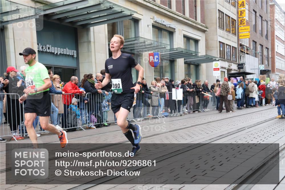 05.10.2025 - 20. swb-Marathon Bremen Strokosch-Dieckow http://msf.ph/oto/9296861 05.10.2025 13:05:20 Ziel 609, 852, 1307, 1641, 1790, 2013, 2249, 2360, 2988, 2990, 4255, 4353, 4962, 5599, 6251, 8923, 609, 852, 1307, 1641, 1790, 2013, 2249, 2360, 2988, 2990, 4255, 4353, 4962, 5599, 6251, 8923 meine-sportfotos.de