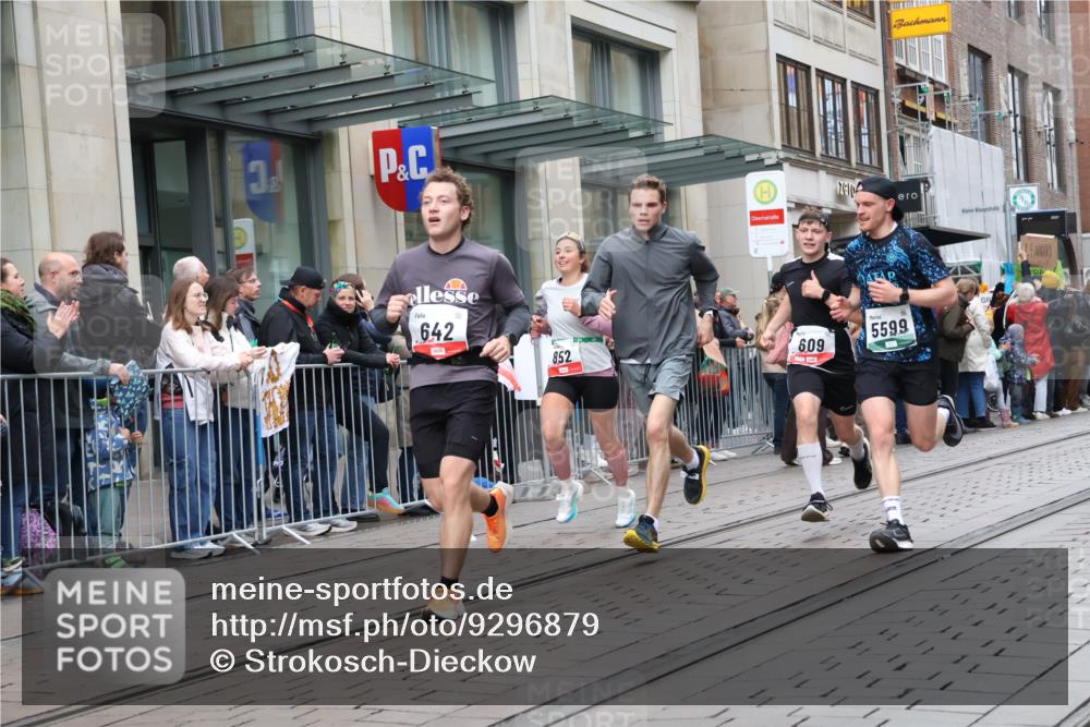 05.10.2025 - 20. swb-Marathon Bremen Strokosch-Dieckow http://msf.ph/oto/9296879 05.10.2025 13:05:36 Ziel 609, 642, 852, 1790, 2013, 2872, 4353, 4962, 5599, 6431, 7492, 7647, 8244, 8897, 8907, 609, 642, 852, 1790, 2013, 2872, 4353, 4962, 5599, 6431, 7492, 7647, 8244, 8897, 8907 meine-sportfotos.de