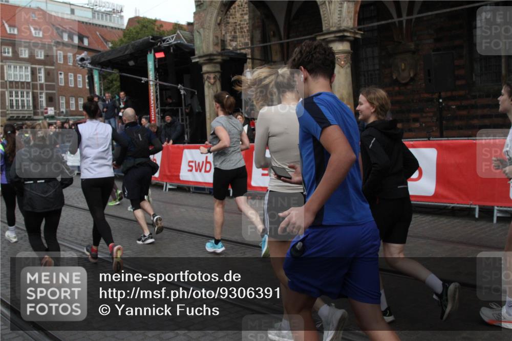 05.10.2025 - 20. swb-Marathon Bremen Yannick Fuchs http://msf.ph/oto/9306391 05.10.2025 11:40:23 Ziel  meine-sportfotos.de
