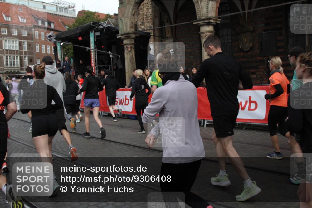 05.10.2025 - 20. swb-Marathon Bremen Yannick Fuchs http://msf.ph/oto/9306408 05.10.2025 11:40:29 Ziel  meine-sportfotos.de