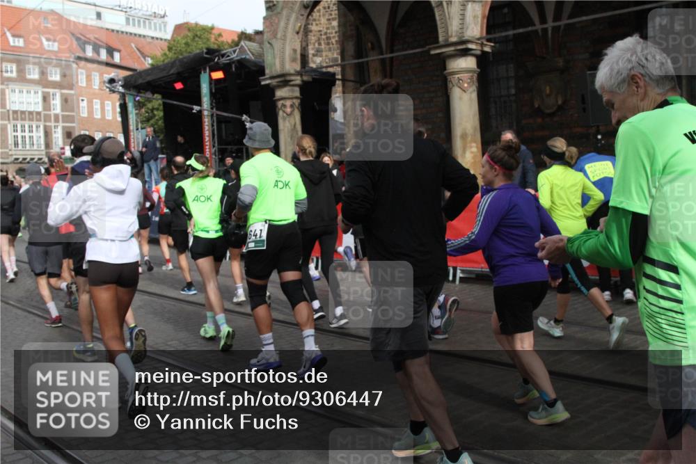 05.10.2025 - 20. swb-Marathon Bremen Yannick Fuchs http://msf.ph/oto/9306447 05.10.2025 11:40:44 Ziel  meine-sportfotos.de
