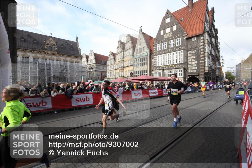 05.10.2025 - 20. swb-Marathon Bremen Yannick Fuchs http://msf.ph/oto/9307002 05.10.2025 10:55:02 Ziel 9427, 9475, 9570, 10231, 11320, 11470, 11507, 11523 meine-sportfotos.de