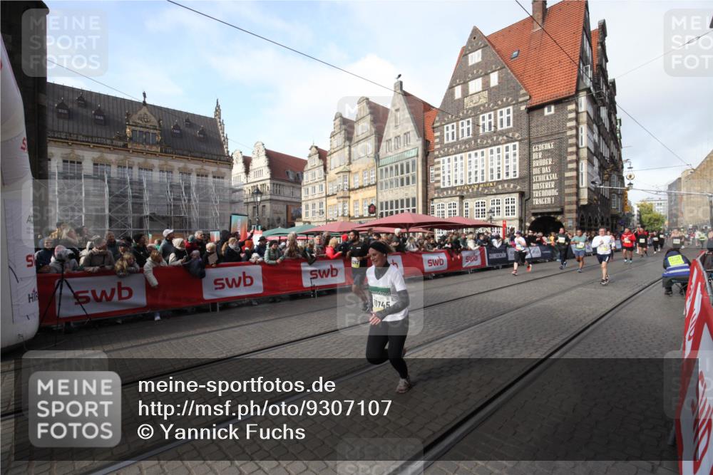05.10.2025 - 20. swb-Marathon Bremen Yannick Fuchs http://msf.ph/oto/9307107 05.10.2025 10:55:38 Ziel 9492, 9720, 10107, 10195, 10262, 10745, 10757, 11197 meine-sportfotos.de