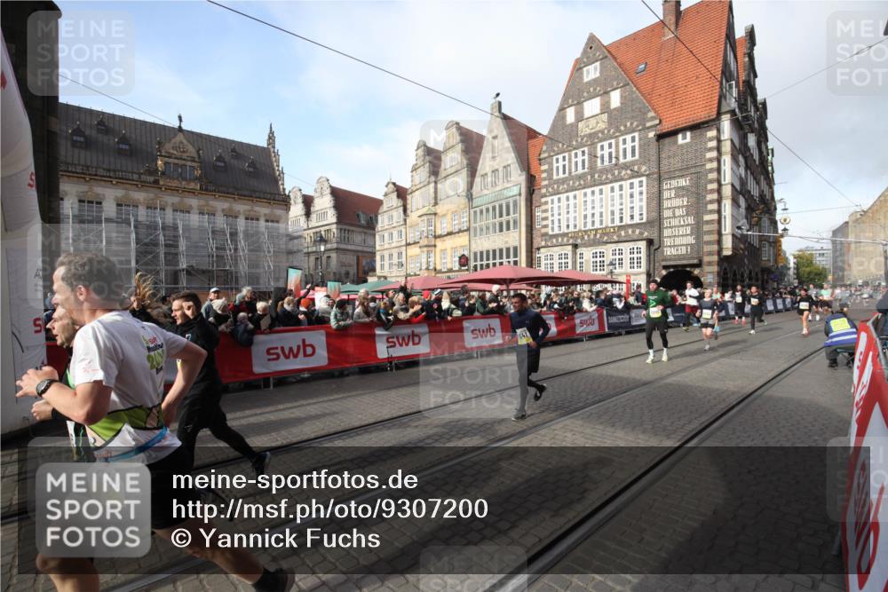 05.10.2025 - 20. swb-Marathon Bremen Yannick Fuchs http://msf.ph/oto/9307200 05.10.2025 10:56:10 Ziel 9541, 9811, 10006, 10009, 10394, 10641, 10664, 10675, 11095, 11620, 11626, 11693 meine-sportfotos.de