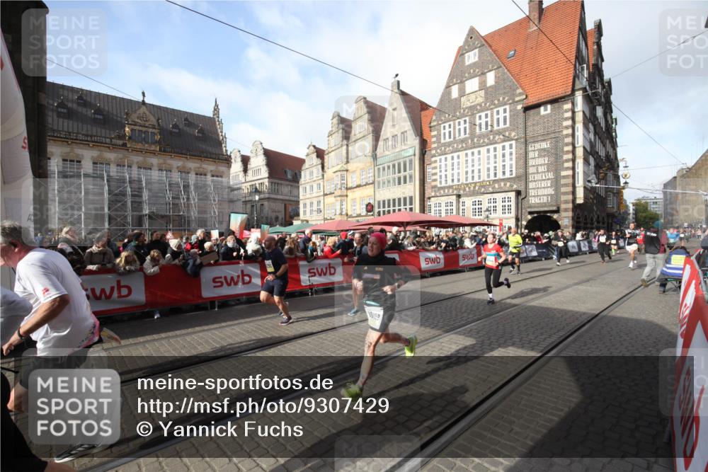 05.10.2025 - 20. swb-Marathon Bremen Yannick Fuchs http://msf.ph/oto/9307429 05.10.2025 10:57:24 Ziel 7101, 9260, 9292, 9450, 9550, 9844, 9947, 10169, 10281, 10367, 10657, 11015 meine-sportfotos.de