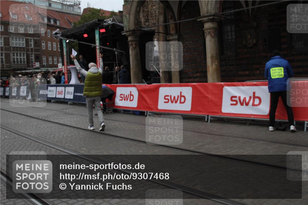 05.10.2025 - 20. swb-Marathon Bremen Yannick Fuchs http://msf.ph/oto/9307468 05.10.2025 12:03:57 Ziel  meine-sportfotos.de