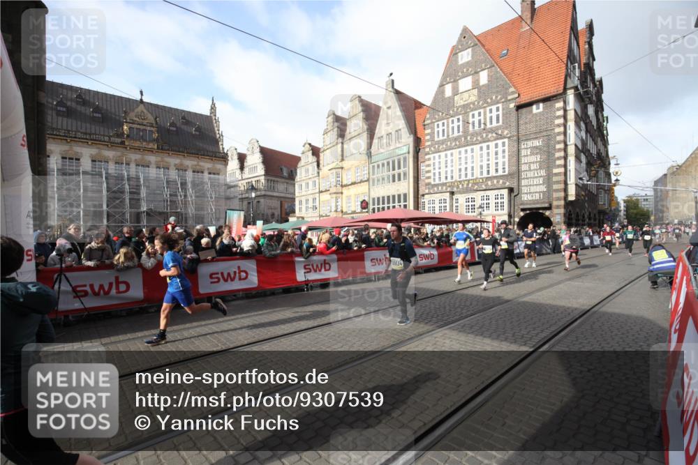 05.10.2025 - 20. swb-Marathon Bremen Yannick Fuchs http://msf.ph/oto/9307539 05.10.2025 10:57:57 Ziel 9221, 9568, 9719, 10219, 10651, 10703, 10834, 10975, 11023, 11116, 11301, 11469, 11564 meine-sportfotos.de