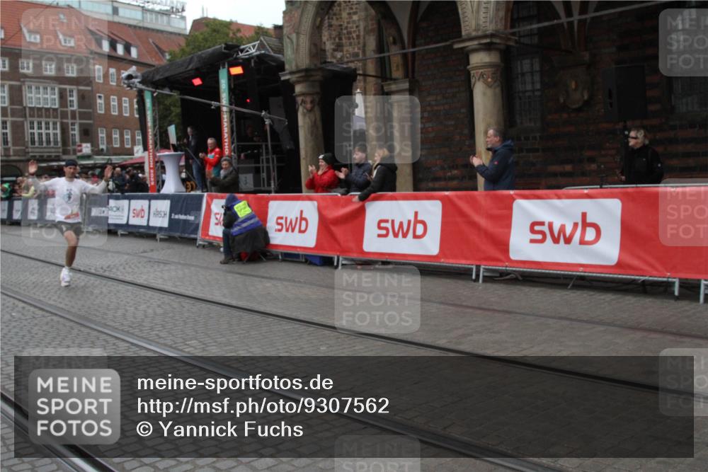 05.10.2025 - 20. swb-Marathon Bremen Yannick Fuchs http://msf.ph/oto/9307562 05.10.2025 12:27:50 Ziel 1 meine-sportfotos.de