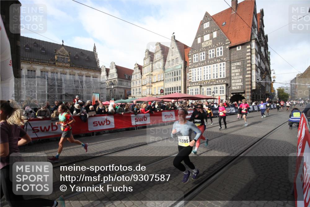 05.10.2025 - 20. swb-Marathon Bremen Yannick Fuchs http://msf.ph/oto/9307587 05.10.2025 10:58:12 Ziel 9330, 9576, 9582, 9634, 10127, 10377, 10395, 10398, 10459, 10620, 11058, 11608 meine-sportfotos.de