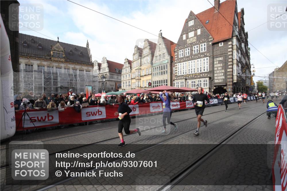 05.10.2025 - 20. swb-Marathon Bremen Yannick Fuchs http://msf.ph/oto/9307601 05.10.2025 10:58:16 Ziel 9330, 9952, 10398, 11562, 11608 meine-sportfotos.de