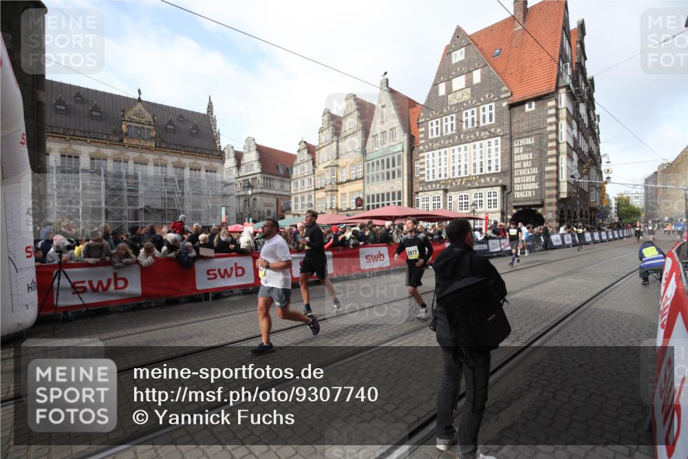 05.10.2025 - 20. swb-Marathon Bremen Yannick Fuchs http://msf.ph/oto/9307740 05.10.2025 10:59:05 Ziel 9847, 9977, 10357, 10588, 10607 meine-sportfotos.de