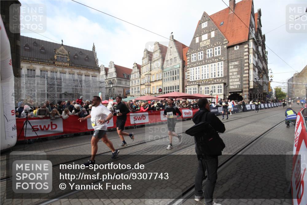05.10.2025 - 20. swb-Marathon Bremen Yannick Fuchs http://msf.ph/oto/9307743 05.10.2025 10:59:05 Ziel 9847, 9977, 10357, 10588, 10607 meine-sportfotos.de