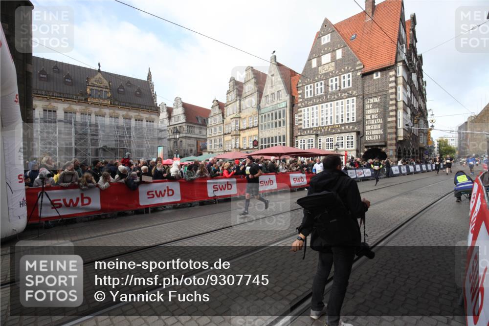05.10.2025 - 20. swb-Marathon Bremen Yannick Fuchs http://msf.ph/oto/9307745 05.10.2025 10:59:07 Ziel 10357, 10594, 10607 meine-sportfotos.de