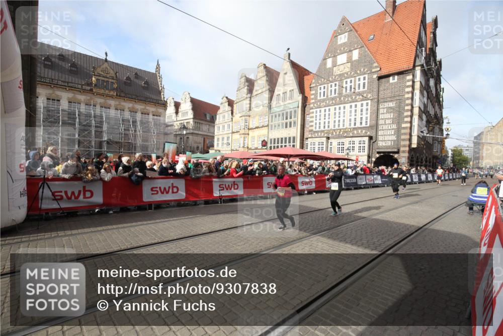 05.10.2025 - 20. swb-Marathon Bremen Yannick Fuchs http://msf.ph/oto/9307838 05.10.2025 10:59:48 Ziel 9473, 10420, 11582, 11720 meine-sportfotos.de