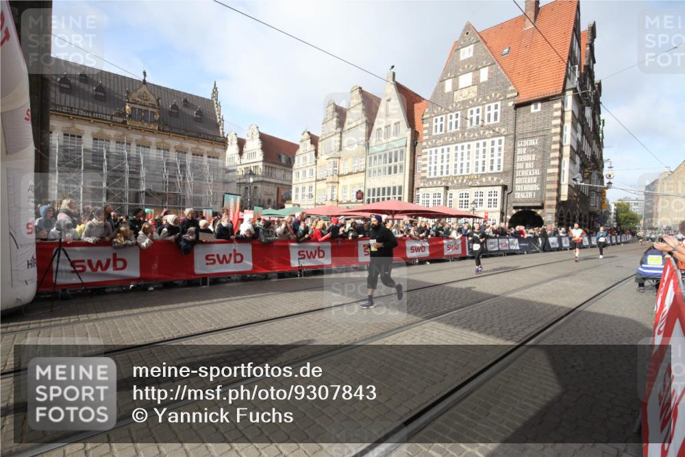 05.10.2025 - 20. swb-Marathon Bremen Yannick Fuchs http://msf.ph/oto/9307843 05.10.2025 10:59:50 Ziel 9473, 9673, 11582, 11720 meine-sportfotos.de