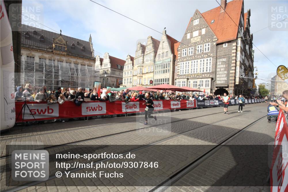 05.10.2025 - 20. swb-Marathon Bremen Yannick Fuchs http://msf.ph/oto/9307846 05.10.2025 10:59:52 Ziel 9378, 9473, 9673, 11582 meine-sportfotos.de