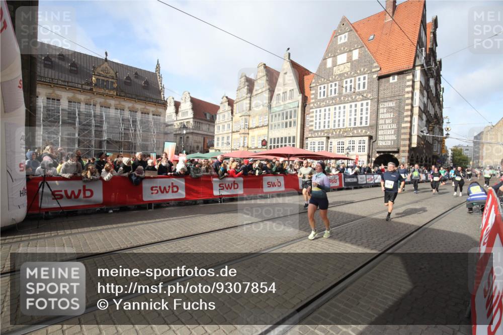 05.10.2025 - 20. swb-Marathon Bremen Yannick Fuchs http://msf.ph/oto/9307854 05.10.2025 11:00:02 Ziel 9005, 9381, 9612, 10290, 10291, 10311, 11444, 11639, 11644 meine-sportfotos.de