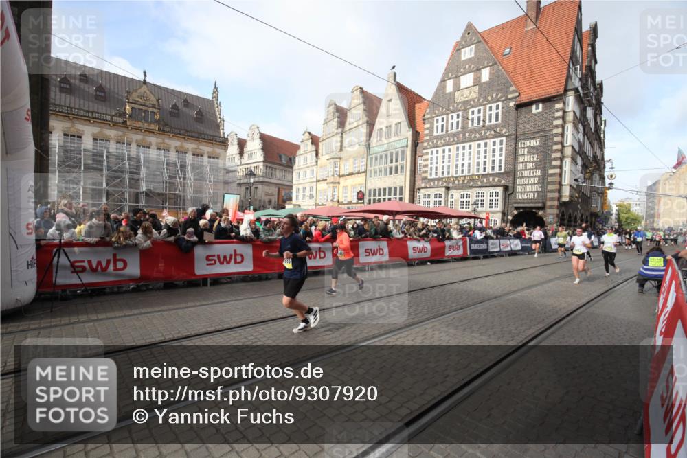 05.10.2025 - 20. swb-Marathon Bremen Yannick Fuchs http://msf.ph/oto/9307920 05.10.2025 11:00:21 Ziel 9495, 10406, 10492, 10985, 11063, 11263, 11424 meine-sportfotos.de