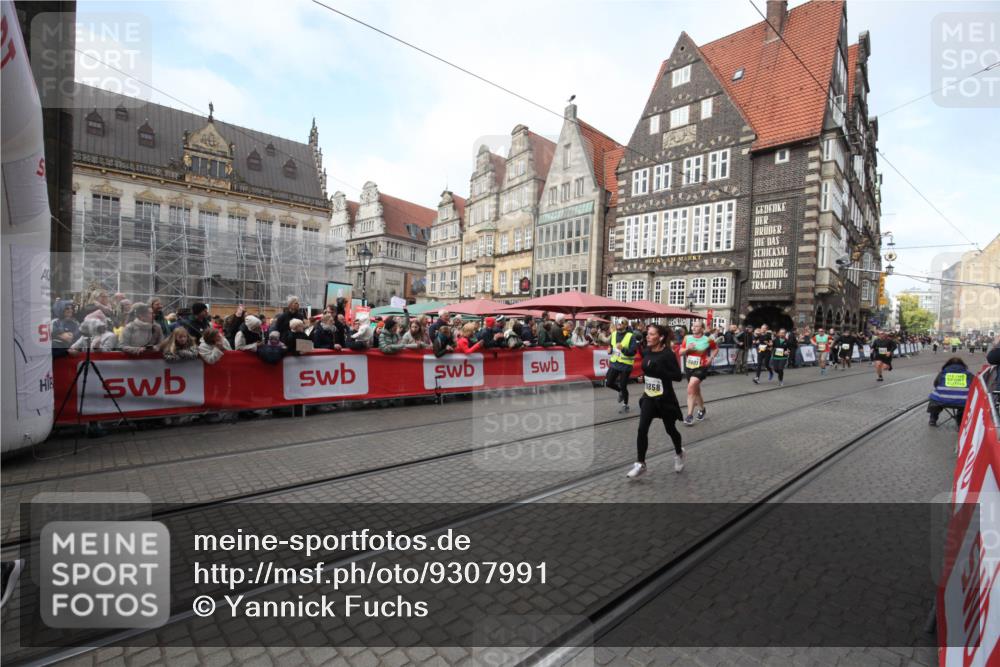 05.10.2025 - 20. swb-Marathon Bremen Yannick Fuchs http://msf.ph/oto/9307991 05.10.2025 11:00:48 Ziel 9327, 9389, 9827, 9858, 10182, 10571, 10690, 10872, 10901, 11034 meine-sportfotos.de