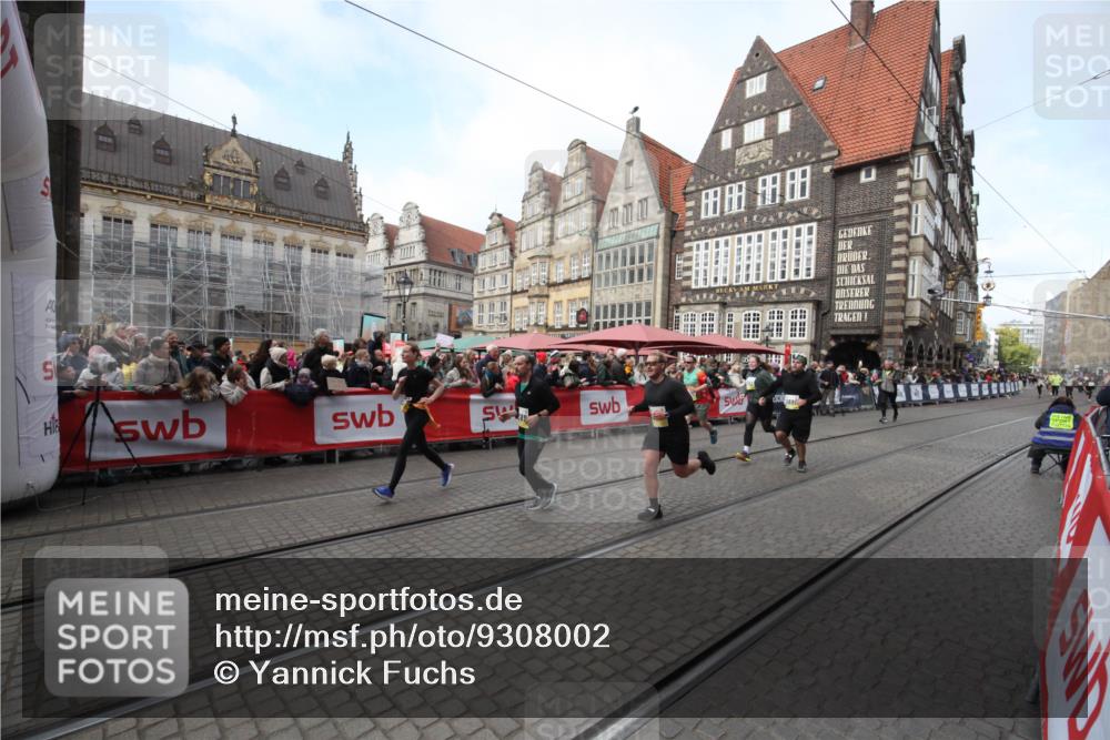 05.10.2025 - 20. swb-Marathon Bremen Yannick Fuchs http://msf.ph/oto/9308002 05.10.2025 11:00:52 Ziel 9327, 9389, 9827, 10182, 10571, 10690, 11155 meine-sportfotos.de