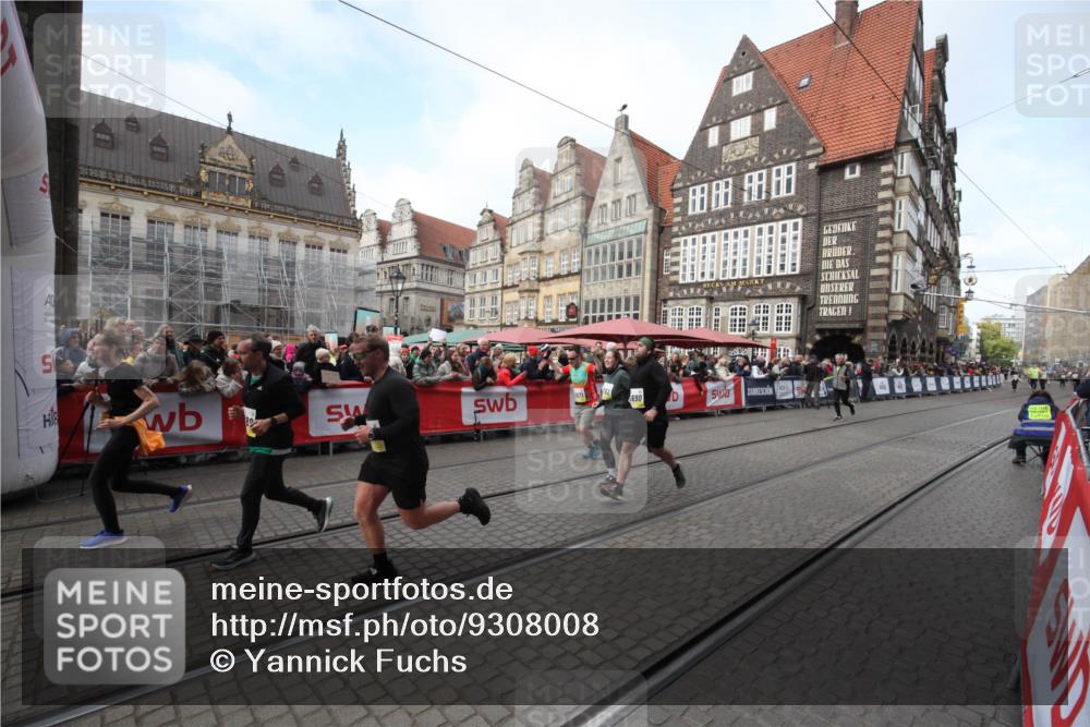 05.10.2025 - 20. swb-Marathon Bremen Yannick Fuchs http://msf.ph/oto/9308008 05.10.2025 11:00:53 Ziel 9327, 9389, 9827, 10182, 10571, 10690, 11155 meine-sportfotos.de