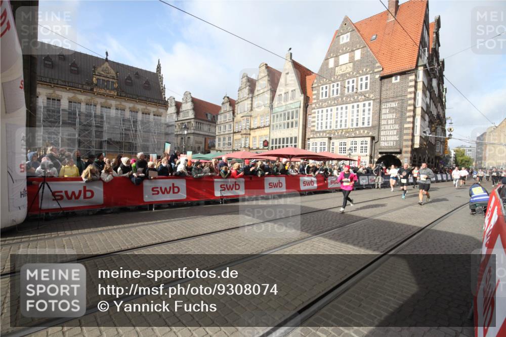 05.10.2025 - 20. swb-Marathon Bremen Yannick Fuchs http://msf.ph/oto/9308074 05.10.2025 11:01:32 Ziel 7908, 9286, 9371, 10157, 10336, 11194, 11633 meine-sportfotos.de