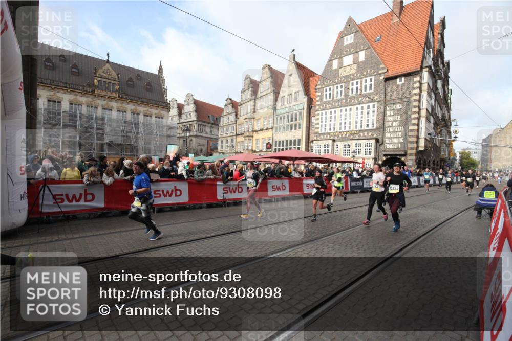 05.10.2025 - 20. swb-Marathon Bremen Yannick Fuchs http://msf.ph/oto/9308098 05.10.2025 11:01:43 Ziel 9269, 9432, 9782, 10026, 10030, 10562, 11223, 11463, 11732, 11733 meine-sportfotos.de