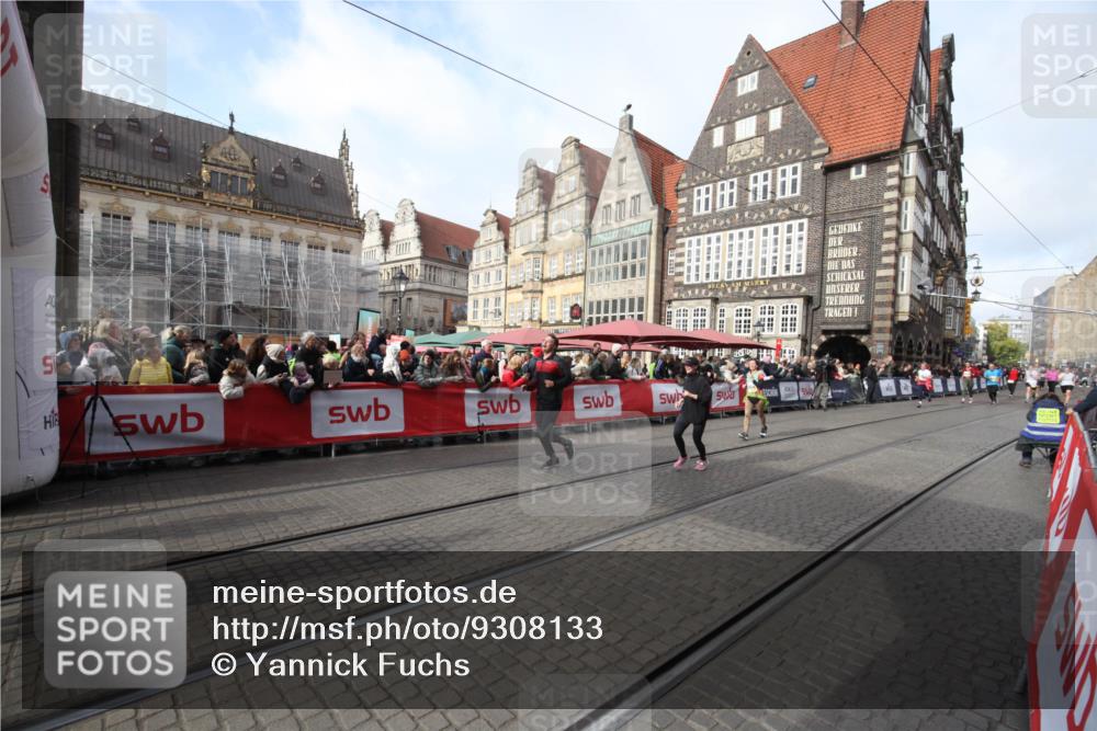 05.10.2025 - 20. swb-Marathon Bremen Yannick Fuchs http://msf.ph/oto/9308133 05.10.2025 11:02:01 Ziel 9365, 10558, 10837, 10944, 11415 meine-sportfotos.de