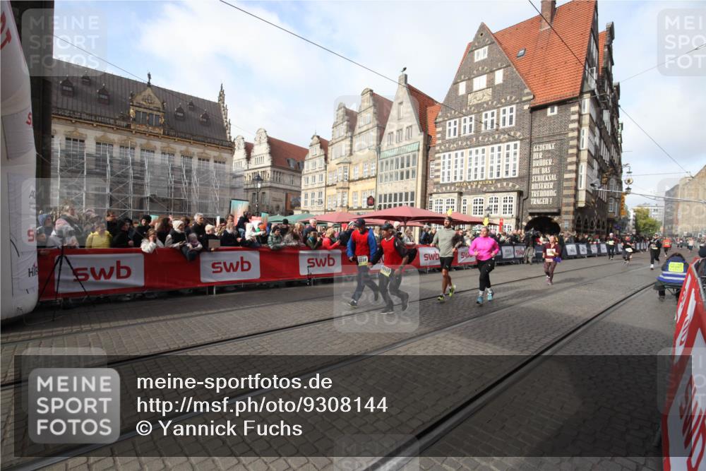 05.10.2025 - 20. swb-Marathon Bremen Yannick Fuchs http://msf.ph/oto/9308144 05.10.2025 11:02:11 Ziel 9363, 9426, 9686, 10301, 10508, 11014, 11459 meine-sportfotos.de