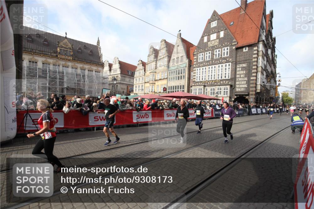 05.10.2025 - 20. swb-Marathon Bremen Yannick Fuchs http://msf.ph/oto/9308173 05.10.2025 11:02:28 Ziel 10093, 10194, 10982, 10983, 11386 meine-sportfotos.de