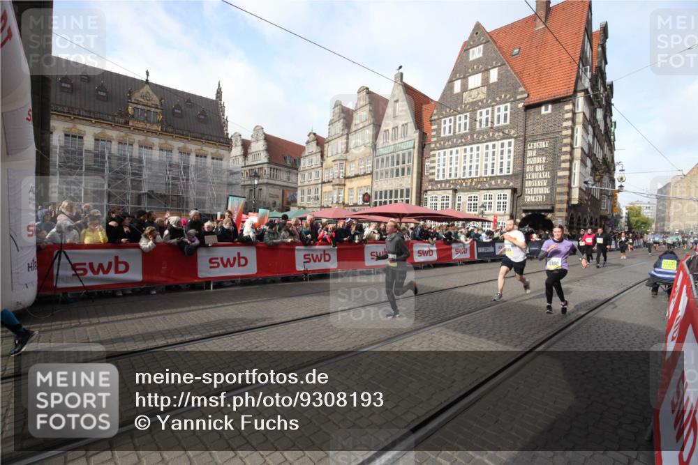 05.10.2025 - 20. swb-Marathon Bremen Yannick Fuchs http://msf.ph/oto/9308193 05.10.2025 11:02:40 Ziel 10033, 10595, 10598, 10825, 10826, 11160 meine-sportfotos.de