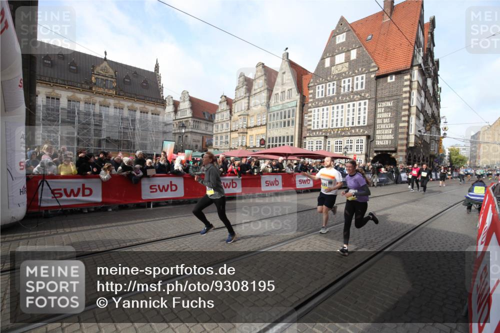 05.10.2025 - 20. swb-Marathon Bremen Yannick Fuchs http://msf.ph/oto/9308195 05.10.2025 11:02:40 Ziel 10033, 10595, 10598, 10825, 10826, 11160 meine-sportfotos.de