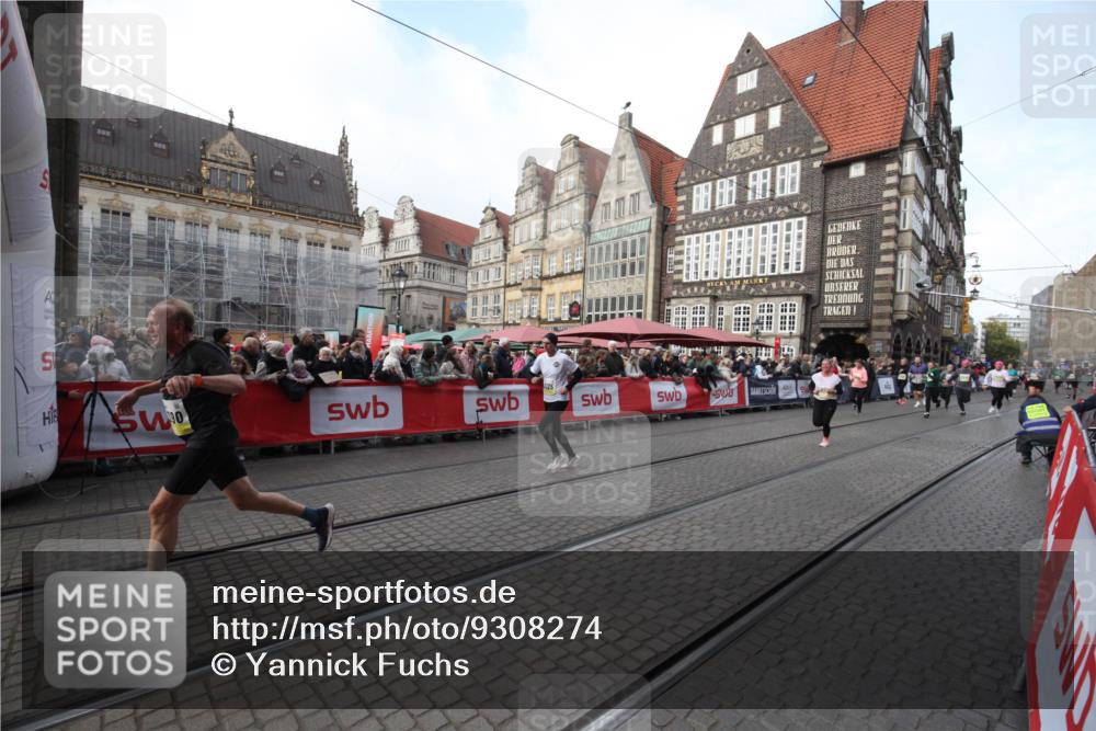 05.10.2025 - 20. swb-Marathon Bremen Yannick Fuchs http://msf.ph/oto/9308274 05.10.2025 11:03:21 Ziel 9246, 9325, 10142, 10405, 11390, 11467, 11508, 11509 meine-sportfotos.de