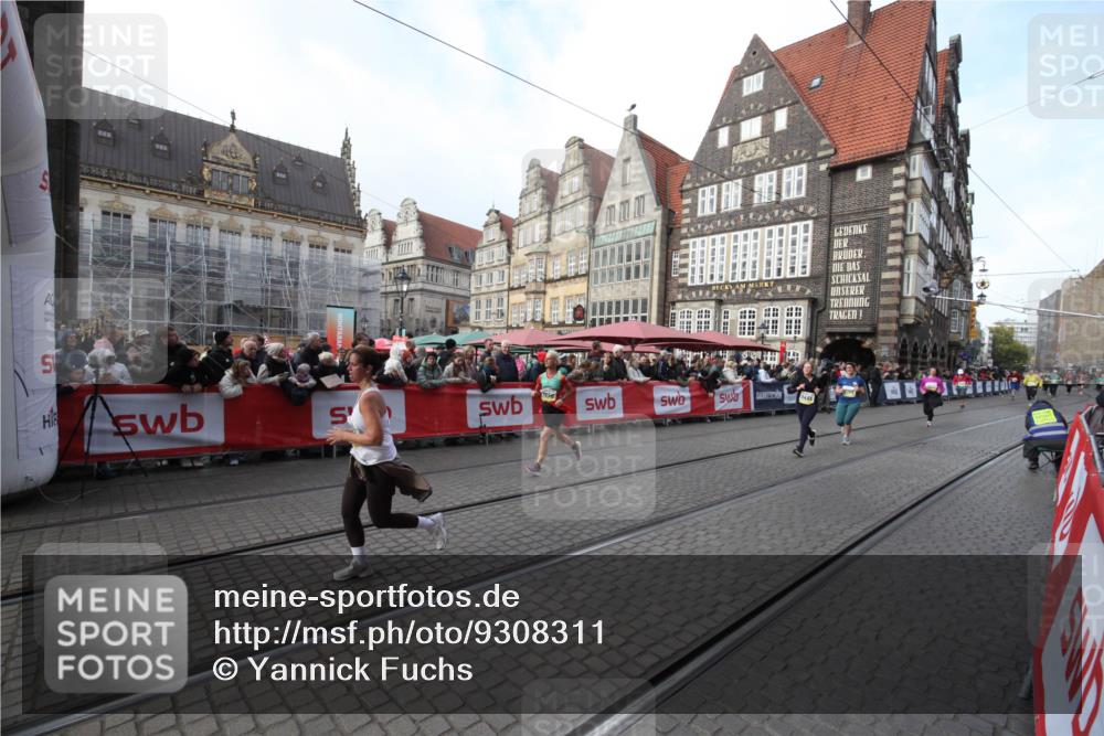05.10.2025 - 20. swb-Marathon Bremen Yannick Fuchs http://msf.ph/oto/9308311 05.10.2025 11:03:36 Ziel 7199, 9486, 9498, 9850, 11522 meine-sportfotos.de