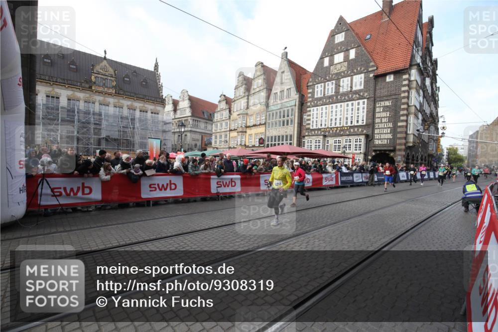 05.10.2025 - 20. swb-Marathon Bremen Yannick Fuchs http://msf.ph/oto/9308319 05.10.2025 11:03:42 Ziel 9940, 10213, 10297, 10478, 10711, 10713 meine-sportfotos.de