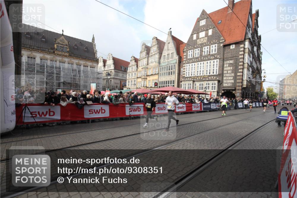 05.10.2025 - 20. swb-Marathon Bremen Yannick Fuchs http://msf.ph/oto/9308351 05.10.2025 11:04:02 Ziel 10265, 10271, 11183, 11609 meine-sportfotos.de