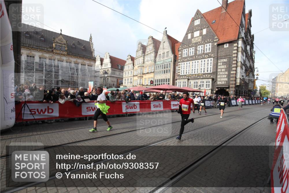 05.10.2025 - 20. swb-Marathon Bremen Yannick Fuchs http://msf.ph/oto/9308357 05.10.2025 11:04:05 Ziel 9398, 10205, 10551, 11183, 11609 meine-sportfotos.de